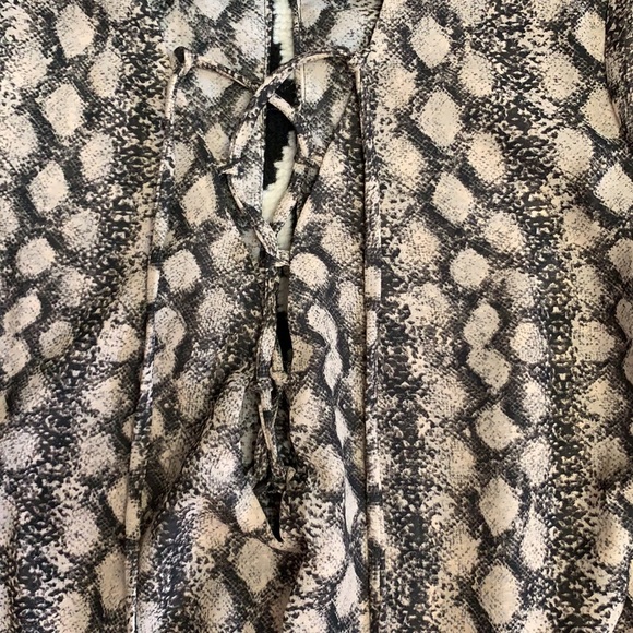 Show Me Your MuMu “Tillie Tie” Snake Print LaceUp Romper Size Large - Picture 9 of 16